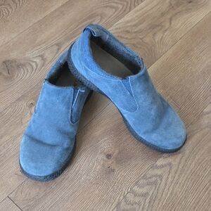 LL Bean Women's Slip On Blue Suede Walking Shoes Size 9 With Primaloft